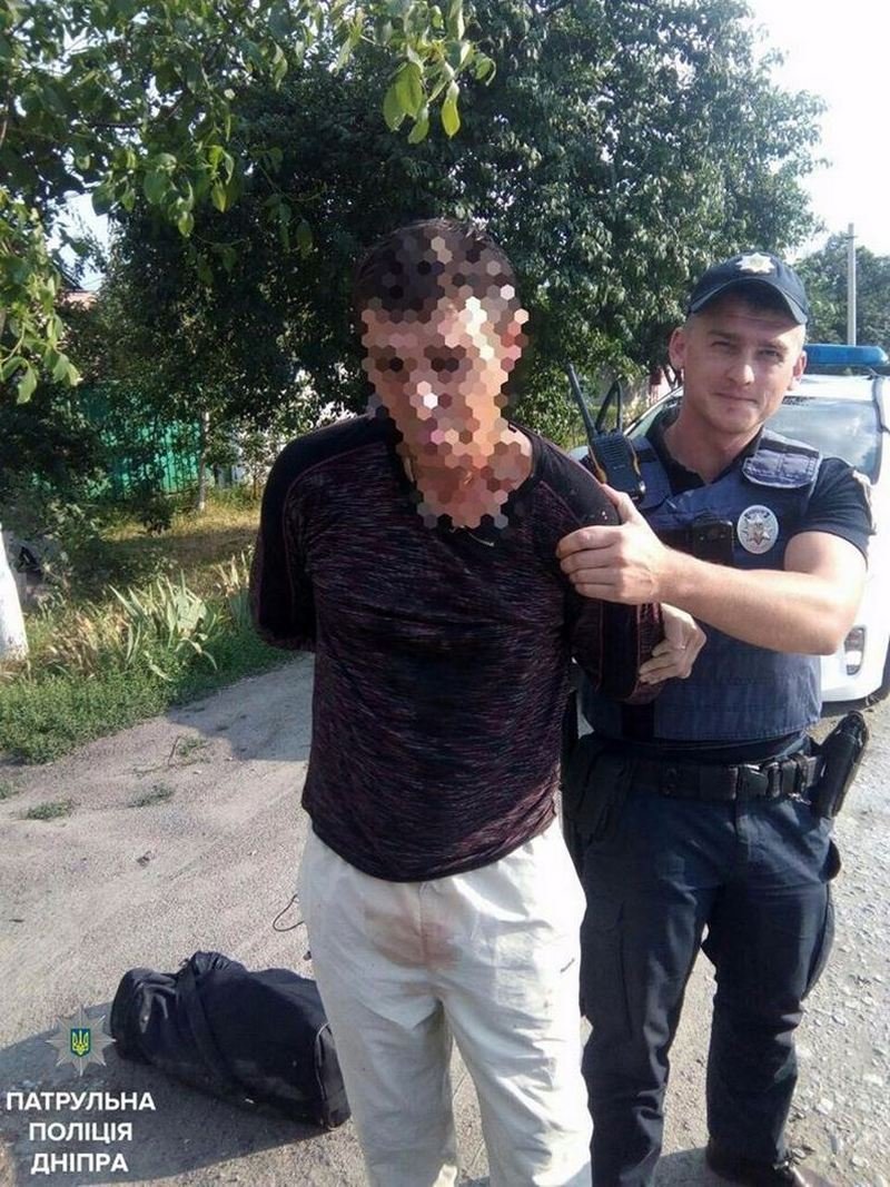 Чуть не зарезал ради "товара": грабитель угрожал продавцам магазина ножом 3