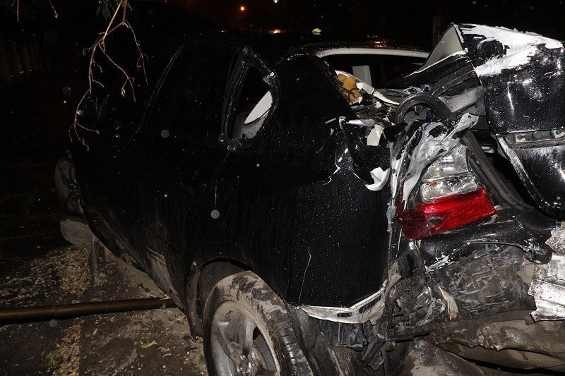 ДТП на Гагарина: Subaru из-за непогоды влетел в столб 1