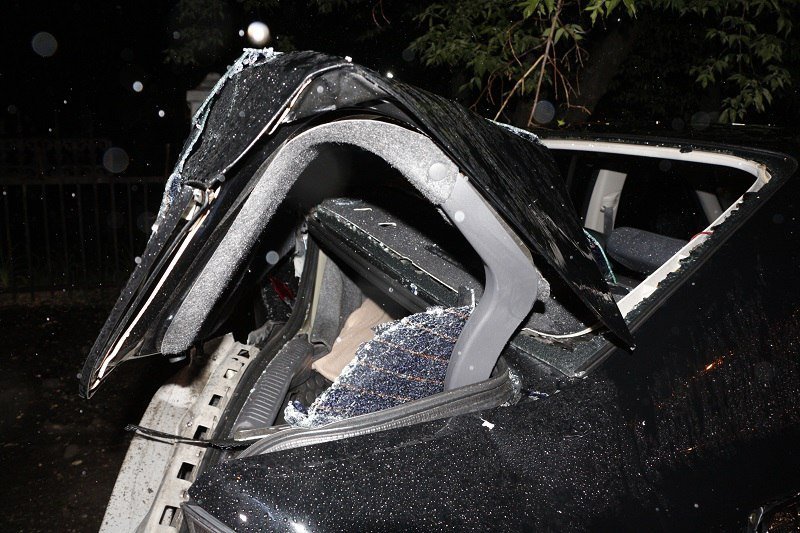 ДТП на Гагарина: Subaru из-за непогоды влетел в столб 4