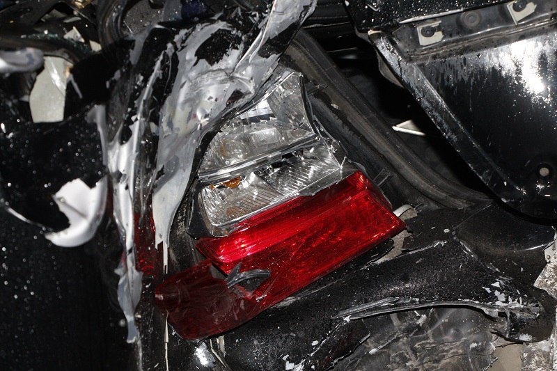 ДТП на Гагарина: Subaru из-за непогоды влетел в столб 5