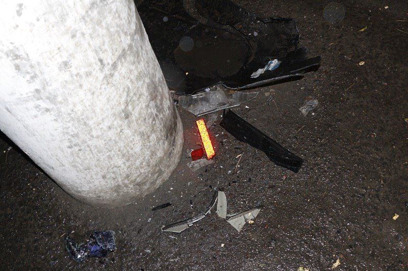 ДТП на Гагарина: Subaru из-за непогоды влетел в столб 6