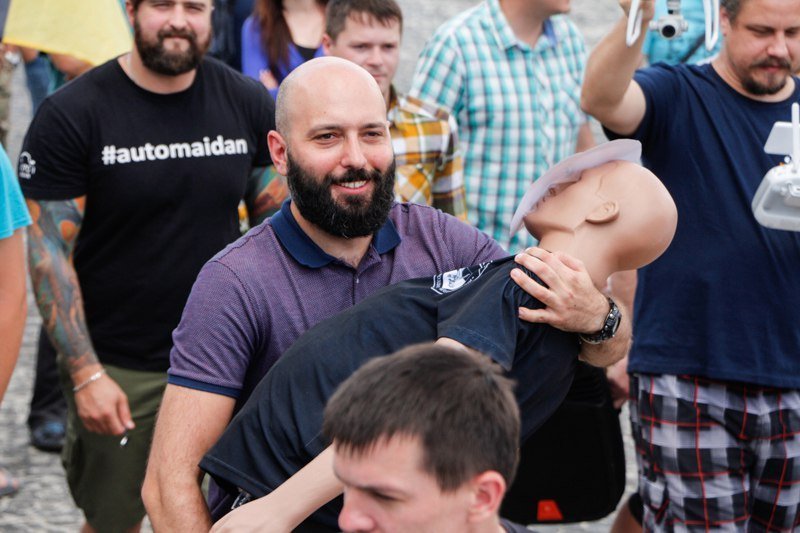 Драка с полицией и «чучело» Филатова: что сегодня происходило на Сичеславской Набережной 1