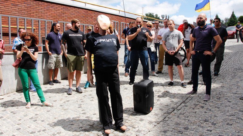 Драка с полицией и «чучело» Филатова: что сегодня происходило на Сичеславской Набережной 2