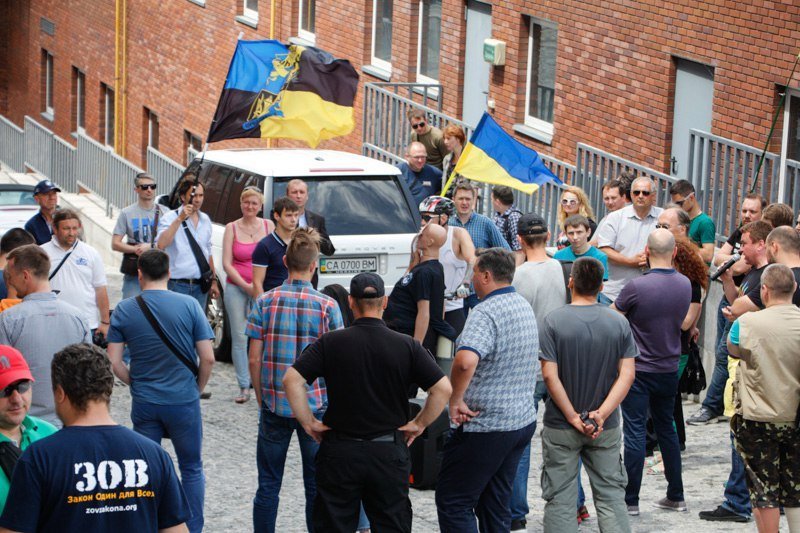 Драка с полицией и «чучело» Филатова: что сегодня происходило на Сичеславской Набережной 3