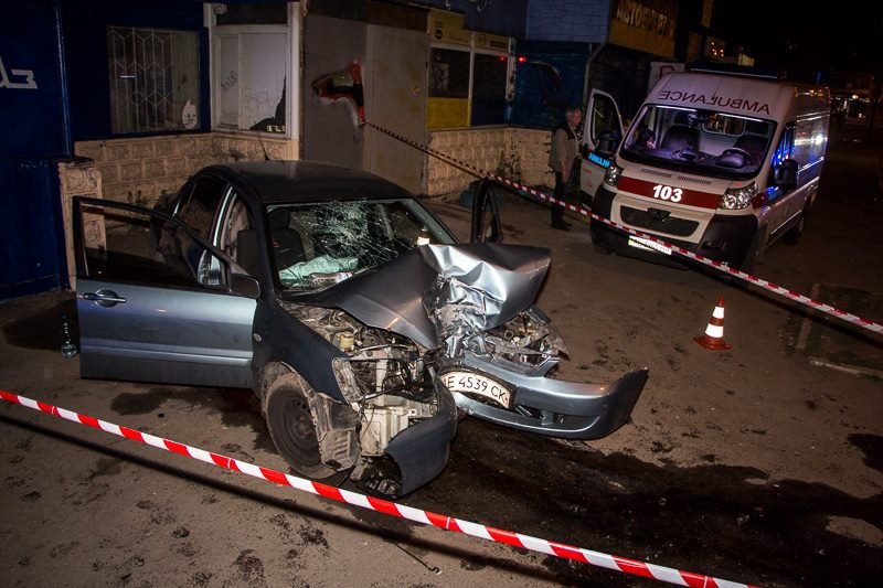 ДТП на Набережной Победы: Mitsubishi врезался в столб 1