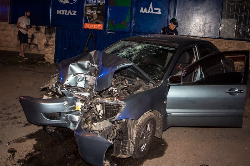 ДТП на Набережной Победы: Mitsubishi врезался в столб 2