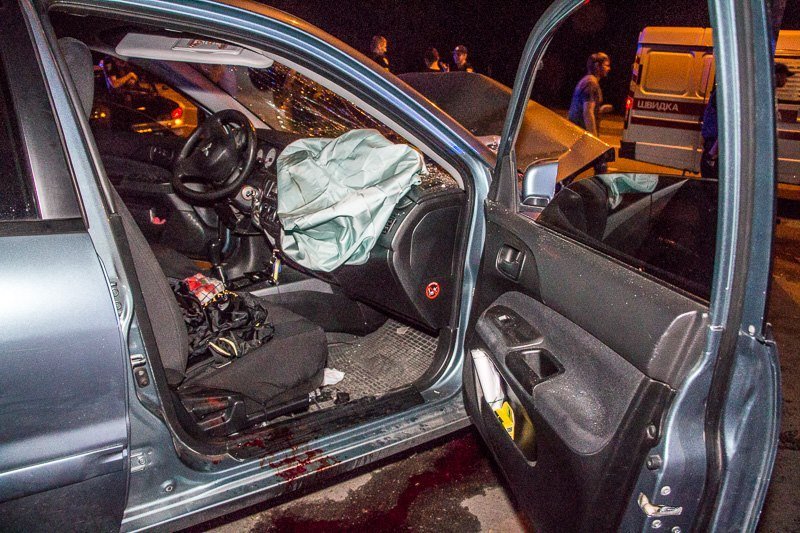 ДТП на Набережной Победы: Mitsubishi врезался в столб 3