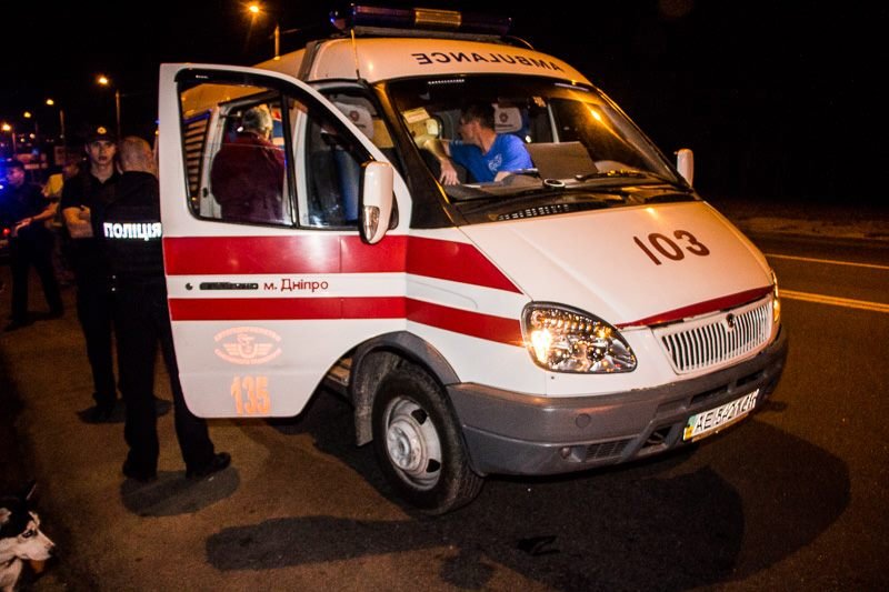 ДТП на Набережной Победы: Mitsubishi врезался в столб 5