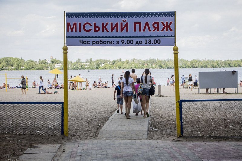 Плавучий кран и горы песка: что происходит на Монастырском острове 1