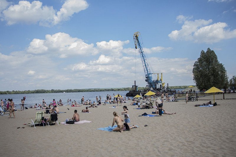 Плавучий кран и горы песка: что происходит на Монастырском острове 2