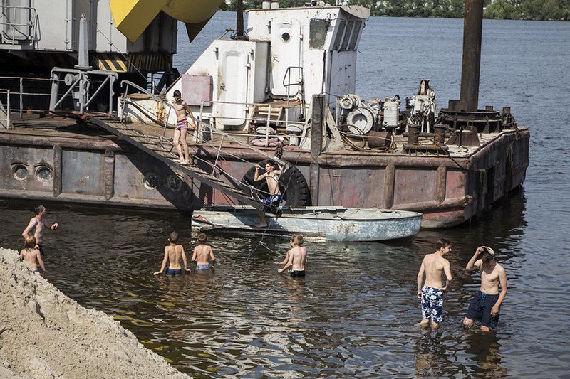 Плавучий кран и горы песка: что происходит на Монастырском острове 12