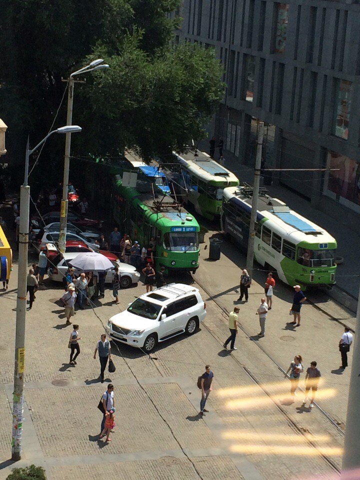 Получи ответ: почему остановились трамваи в центре Днепра 3