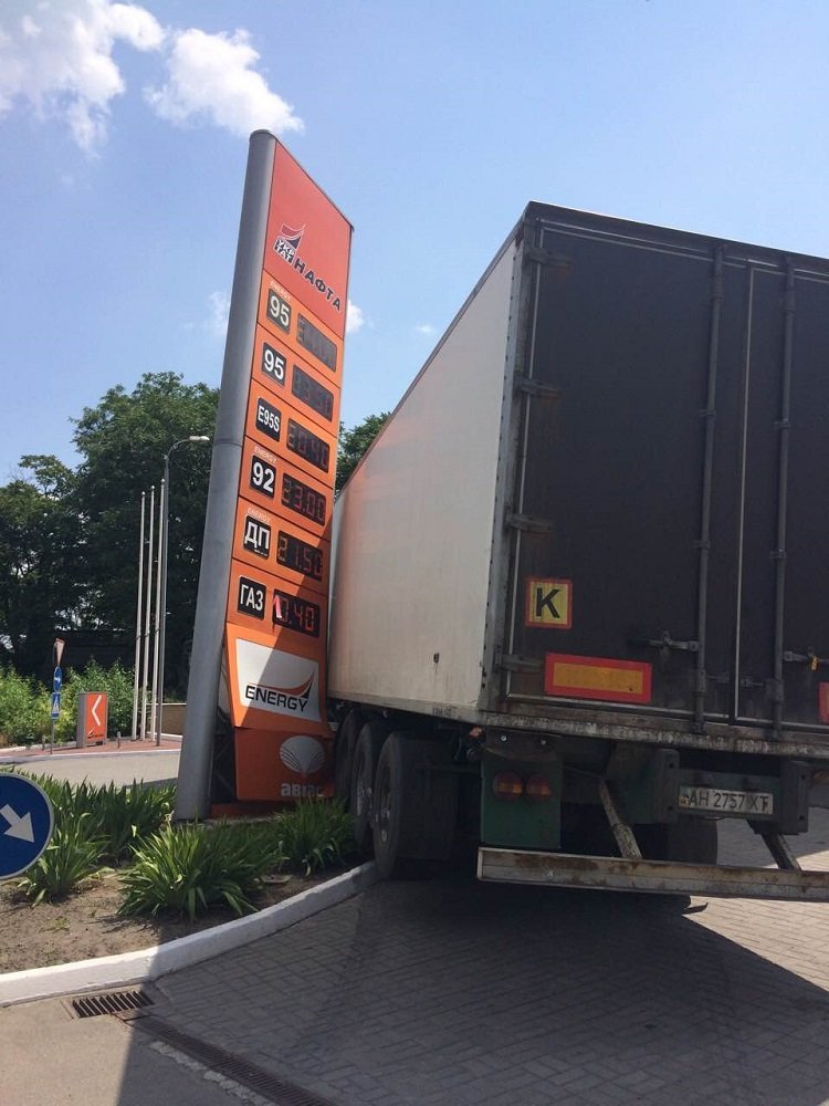 На проспекте Нигояна фура зацепила заправку 1