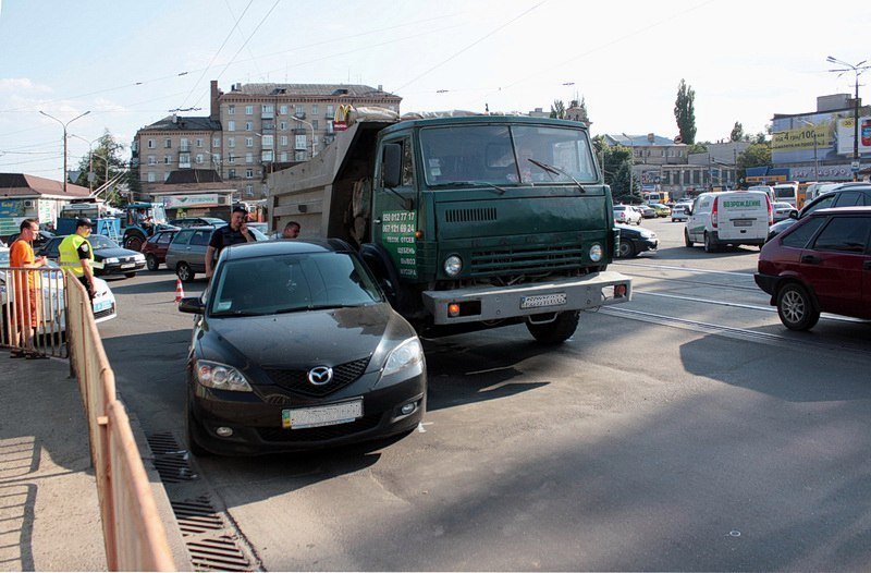 ДТП на Старом мосту: КАМАЗ въехал в Mazda, образовалась пробка 2