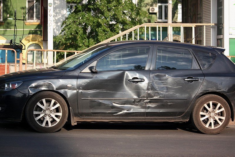 ДТП на Старом мосту: КАМАЗ въехал в Mazda, образовалась пробка 5