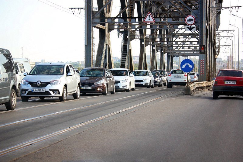 ДТП на Старом мосту: КАМАЗ въехал в Mazda, образовалась пробка 7