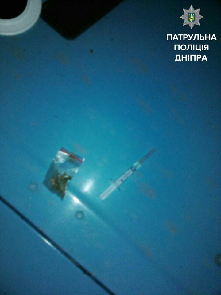 Страх и ненависть в Лас-Вегасе: патрульные Днепра остановили автомобиль с наркотиками 1