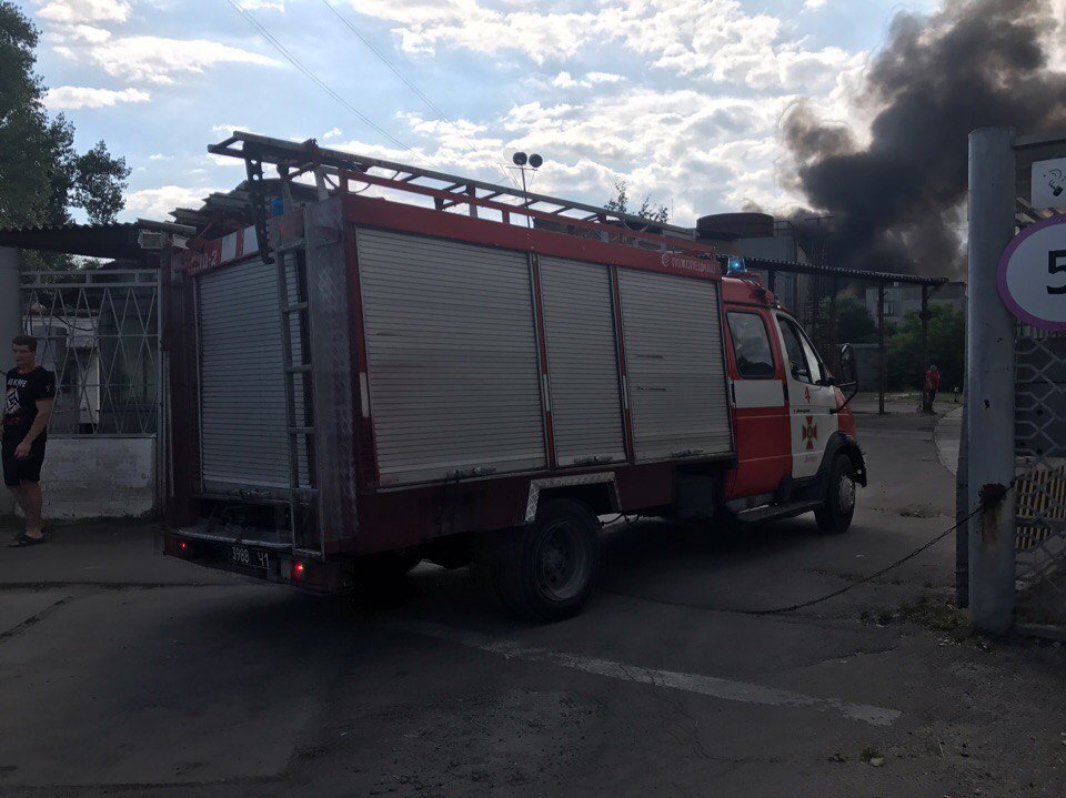 Черный дым и пожарные машины: что горит на левом берегу Днепра 5