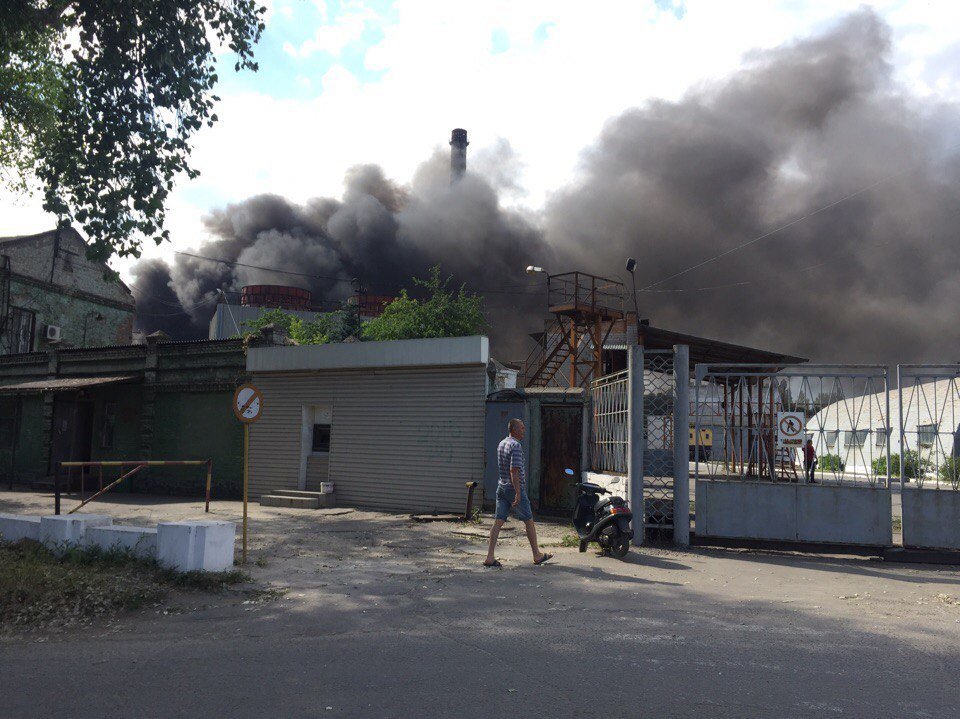 Черный дым и пожарные машины: что горит на левом берегу Днепра 8