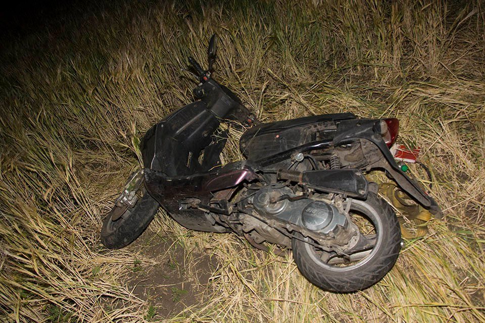 ДТП на Яснополянской: мужчина на скутере вылетел в кювет 1