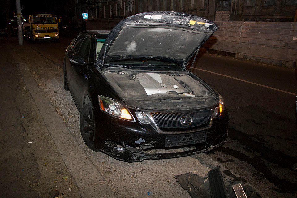 В центре Днепра водитель Lexus врезался в лежащее на дороге дерево 1