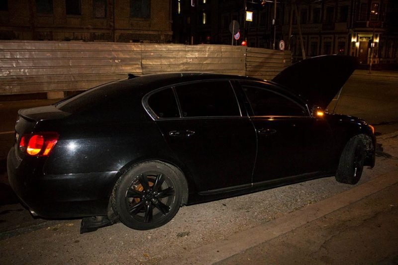 В центре Днепра водитель Lexus врезался в лежащее на дороге дерево 5