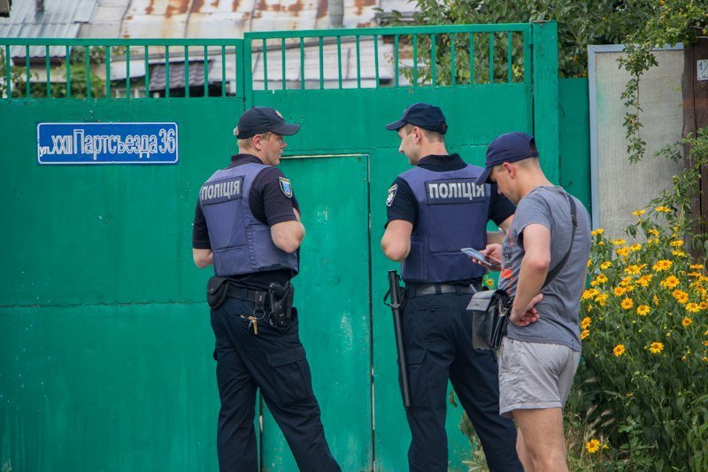 В Днепре мужчина спустил собаку на патрульных: есть пострадавшие 2