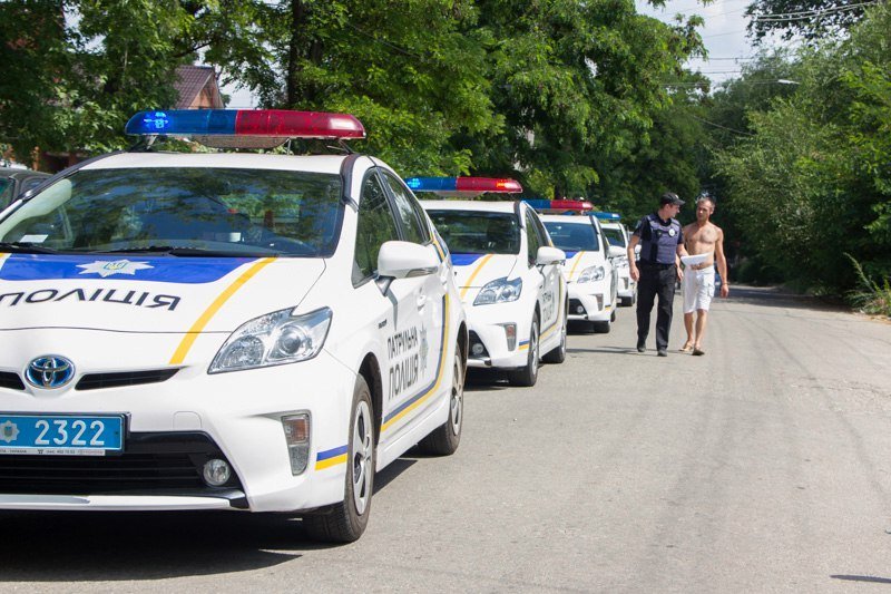 В Днепре мужчина спустил собаку на патрульных: есть пострадавшие 8