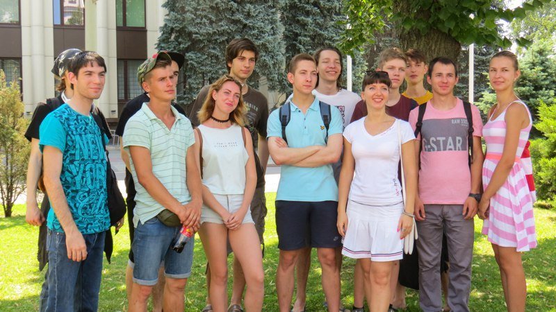 Шары в небо: возле ДнепрОГА прошел флешмоб в честь Дня Конституции Украины 2