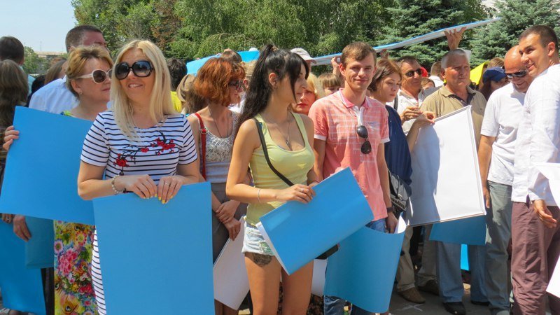 Шары в небо: возле ДнепрОГА прошел флешмоб в честь Дня Конституции Украины 5