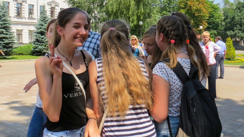 Шары в небо: возле ДнепрОГА прошел флешмоб в честь Дня Конституции Украины 6