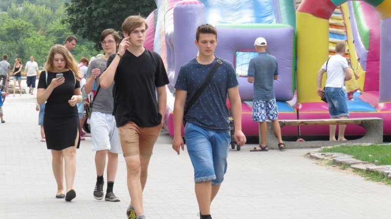 Концерты, пляжи и конкурсы: как в Днепре в разных районах города празднуют День Конституции 4