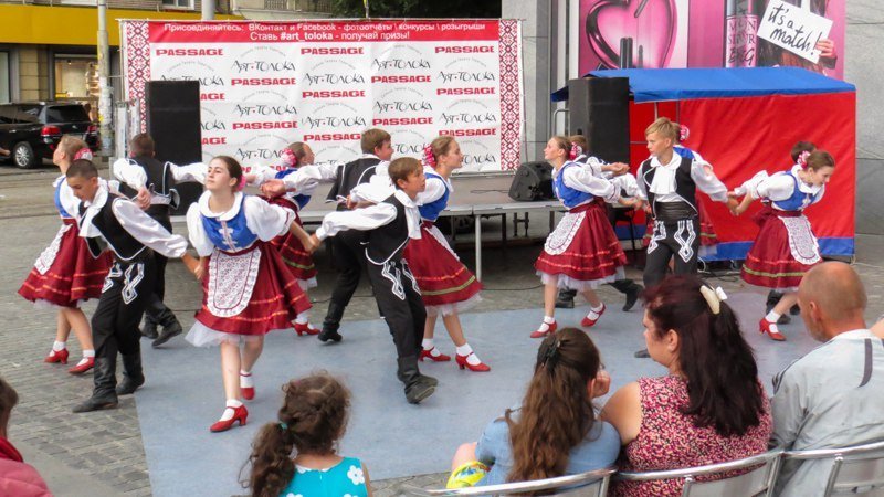 Концерты, пляжи и конкурсы: как в Днепре в разных районах города празднуют День Конституции 12