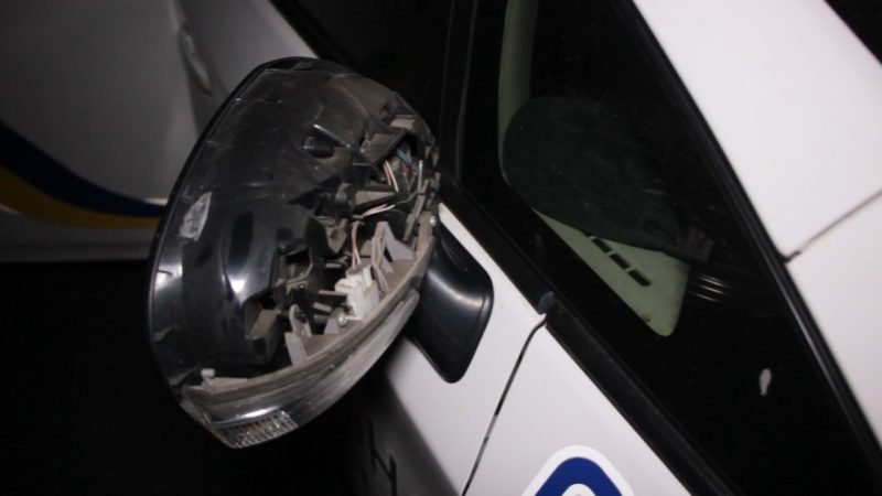 Погоня и разбитое зеркало полицейского авто: водителя задержали при сопротивлении 3