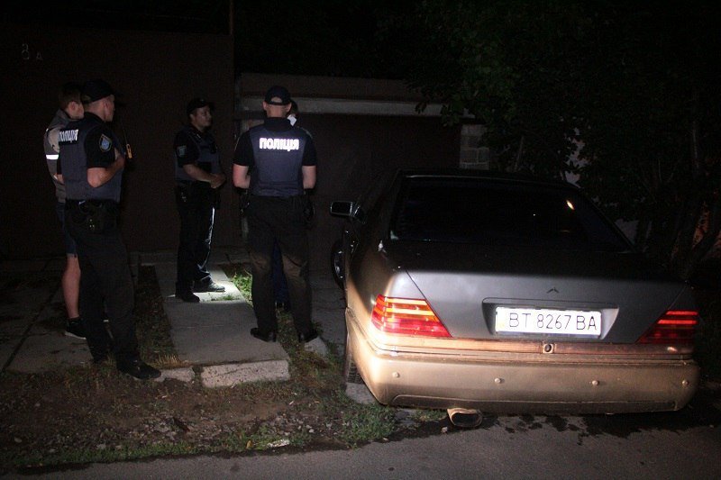 Погоня и разбитое зеркало полицейского авто: водителя задержали при сопротивлении 4
