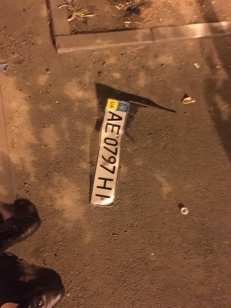 На Слобожанском проспекте сбили коляску с ребенком: полиция разыскивает водителя 2