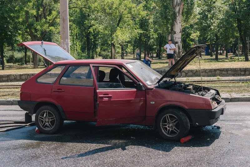 Запах бензина и резкий хлопок: возле Медакадемии загорелся ВАЗ 4