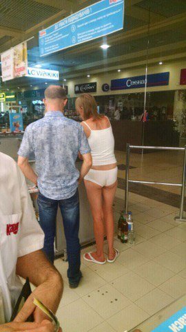 Девушка в нижнем белье делала покупки в Караване и другие "фрики", которые удивили Днепр 1