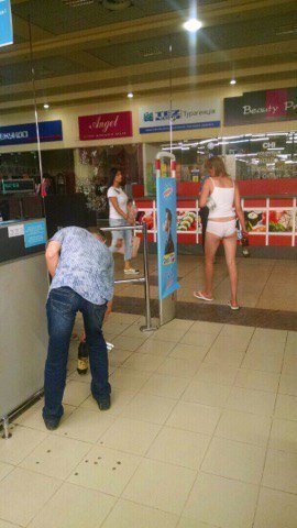 Девушка в нижнем белье делала покупки в Караване и другие "фрики", которые удивили Днепр 2