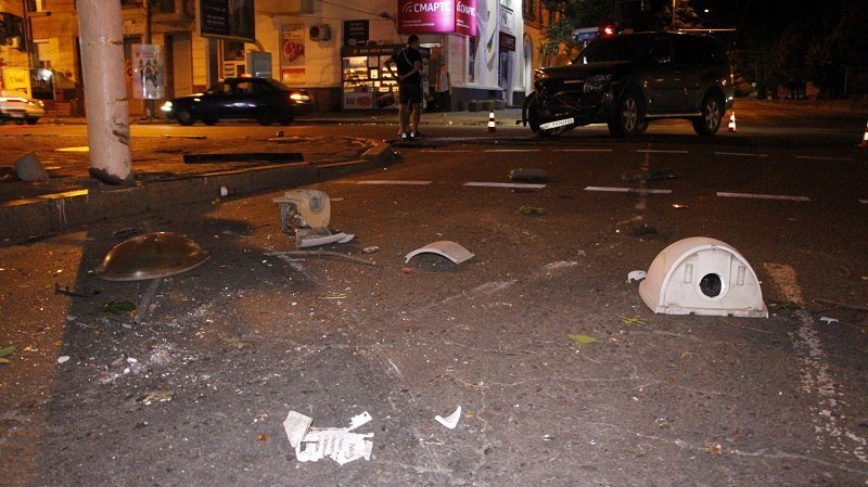 Молодежь за рулем: в ДТП на Яворницкого столкнулись Mitsubishi и Volkswagen 8