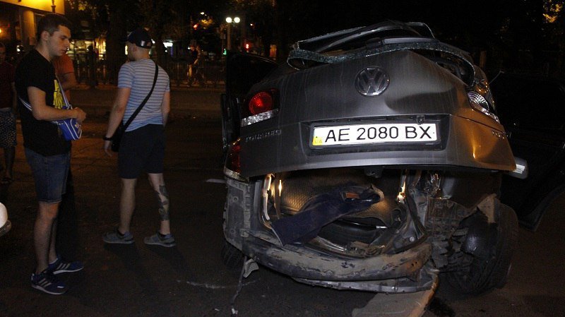 Молодежь за рулем: в ДТП на Яворницкого столкнулись Mitsubishi и Volkswagen 11