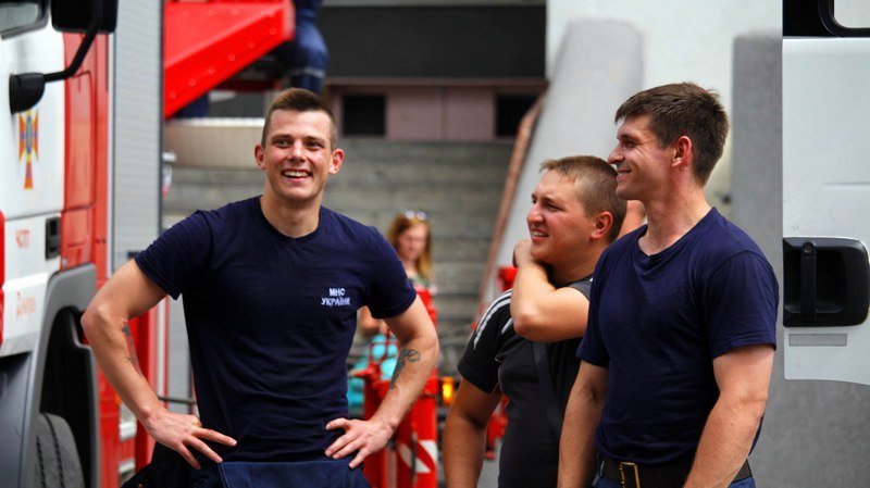 Вой сирен, пожарные и скорая: что происходило на проспекте Героев 13