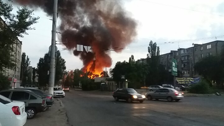 Масштабный пожар на Осенней задымил весь Днепр: горит склад 1