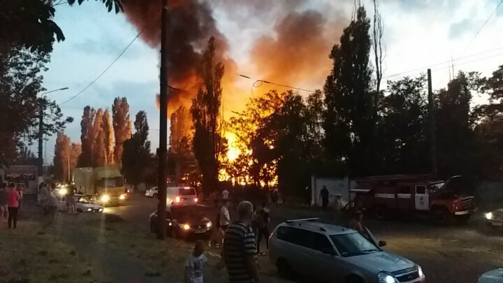 Масштабный пожар на Осенней задымил весь Днепр: горит склад 2