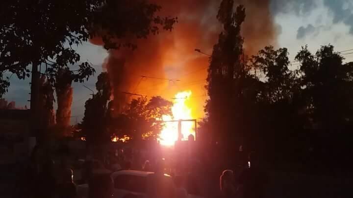 Масштабный пожар на Осенней задымил весь Днепр: горит склад 4