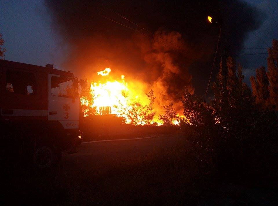 Масштабный пожар на Осенней задымил весь Днепр: горит склад 5