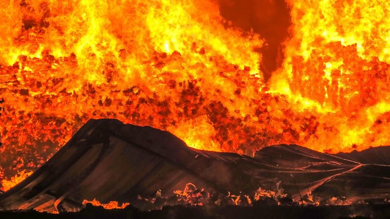 Пожар на Осенней: появились фото и видео из эпицентра события 3