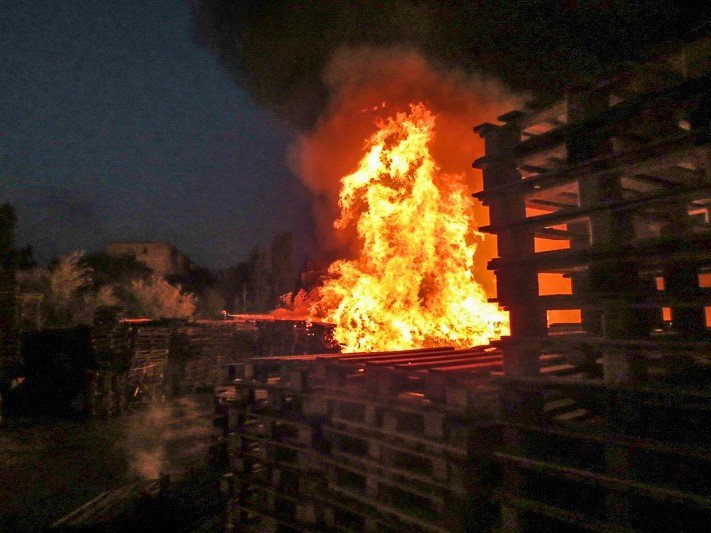 Пожар на Осенней: появились фото и видео из эпицентра события 10