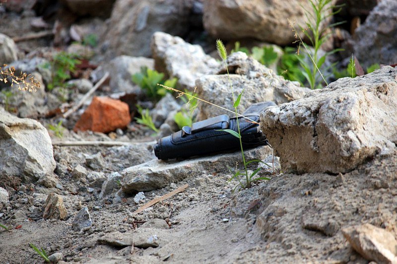 Три пистолета, граната и паспорт: в центре Днепра на стройке рабочие нашли оружие 1