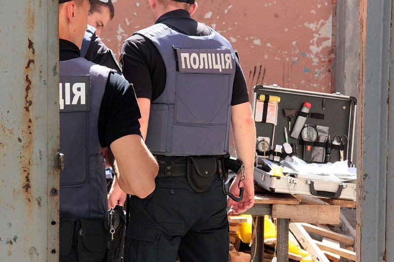 Три пистолета, граната и паспорт: в центре Днепра на стройке рабочие нашли оружие 6